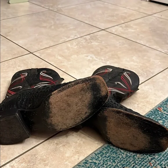 Cavender’s black and red cowboy boots - Picture 2 of 8